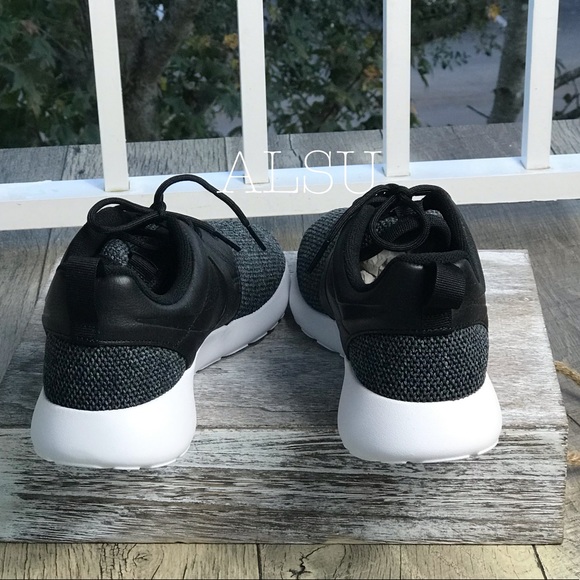 NWT Nike Roshe One Knit Black WMNS - Picture 4 of 8